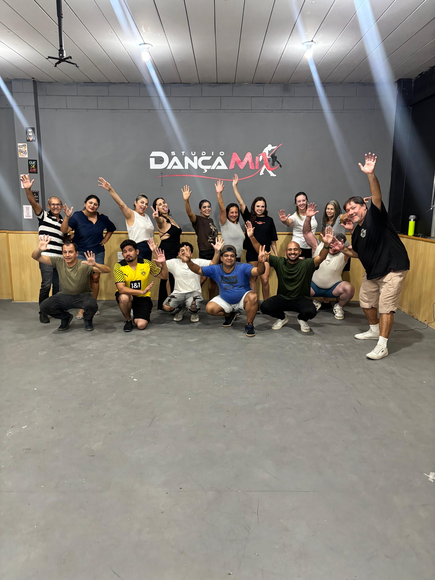Alunos animados posando após aula de dança