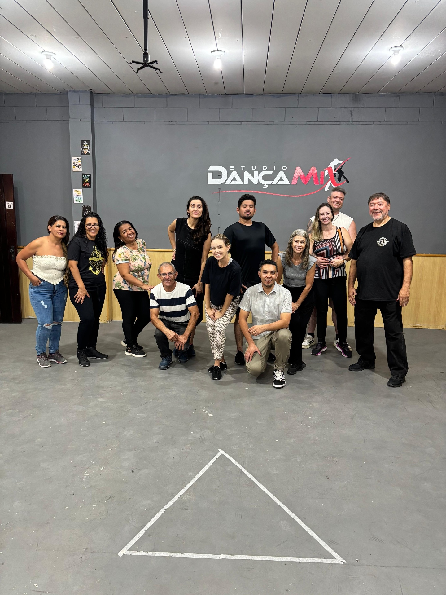 Turma de alunos sorrindo na sala de dança