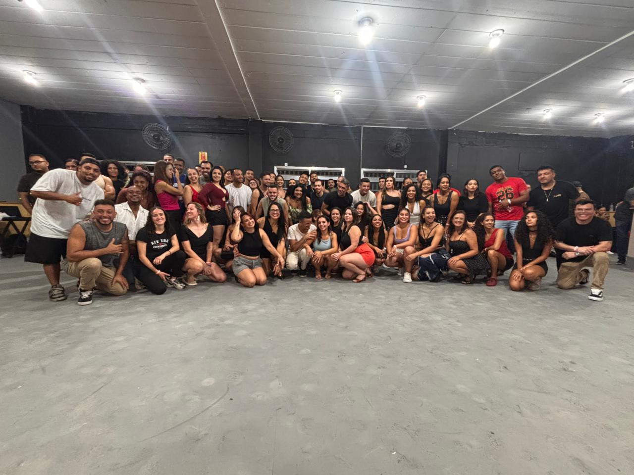 Turma de alunos do Studio Dança Mix em baile