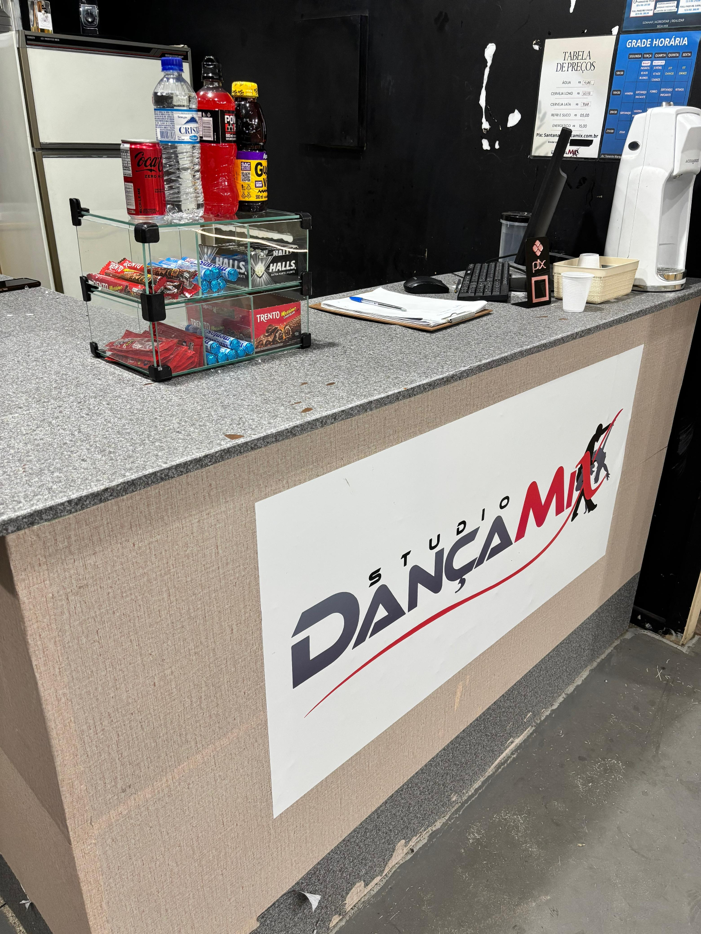 Balcão da recepção com logo Studio Dança Mix