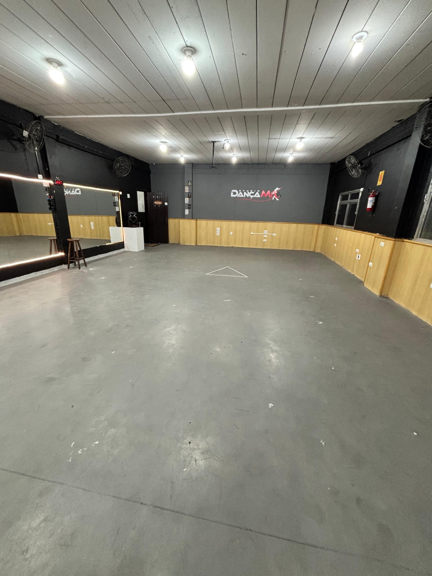 Sala de aula com logo Studio Dança Mix na parede