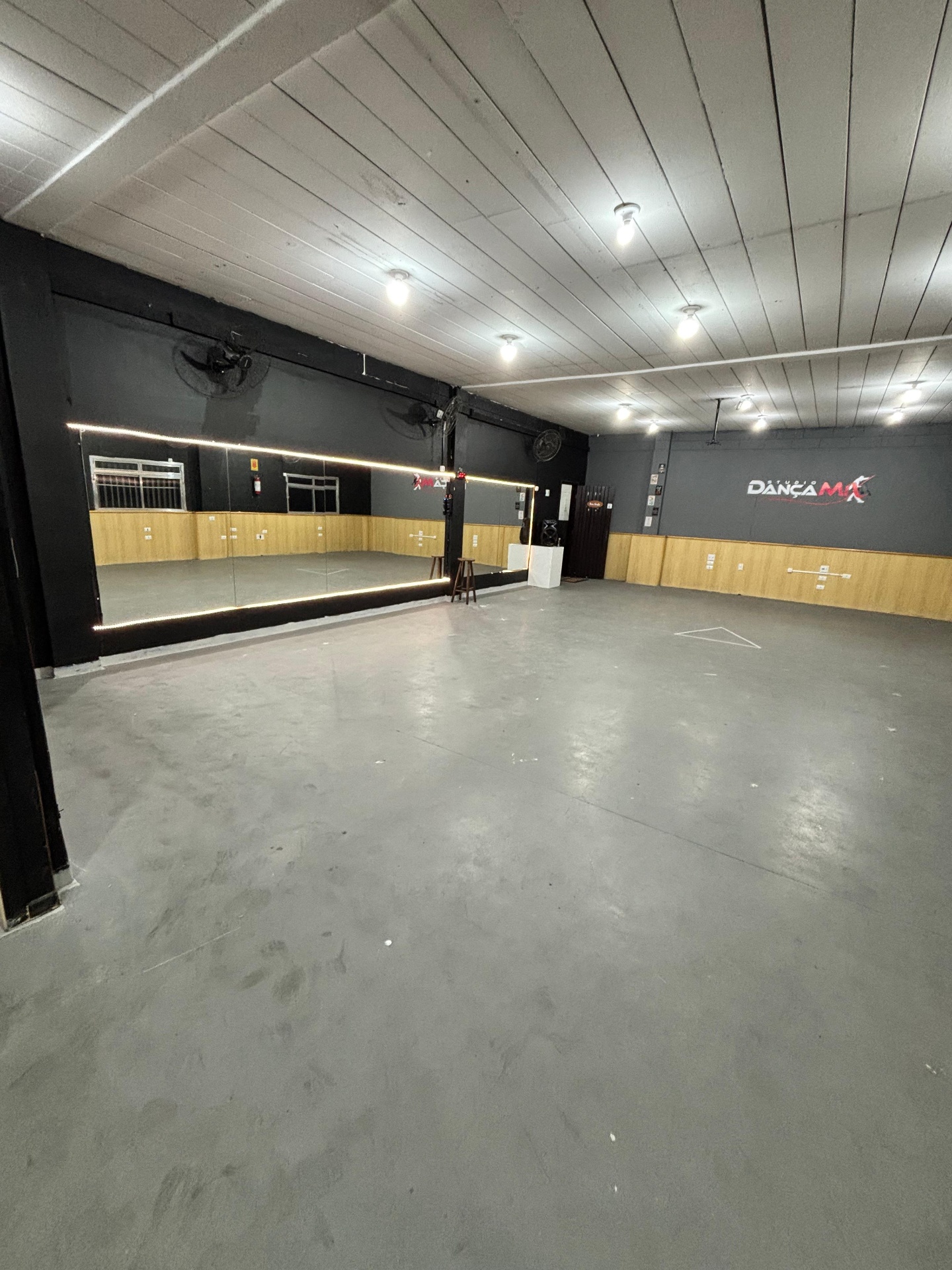 Sala de dança ampla com espelhos e iluminação LED