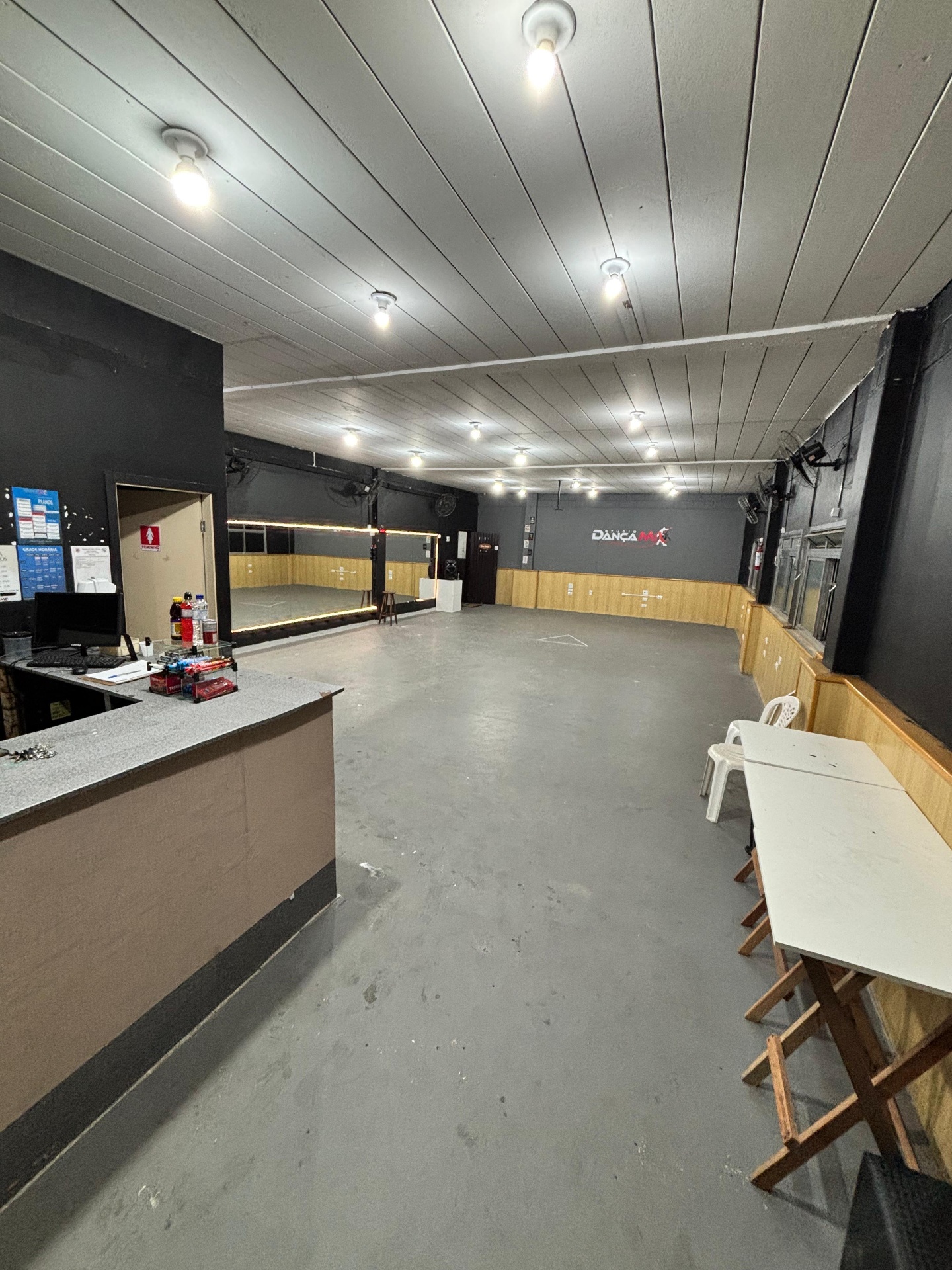 Vista geral da sala de dança com recepção