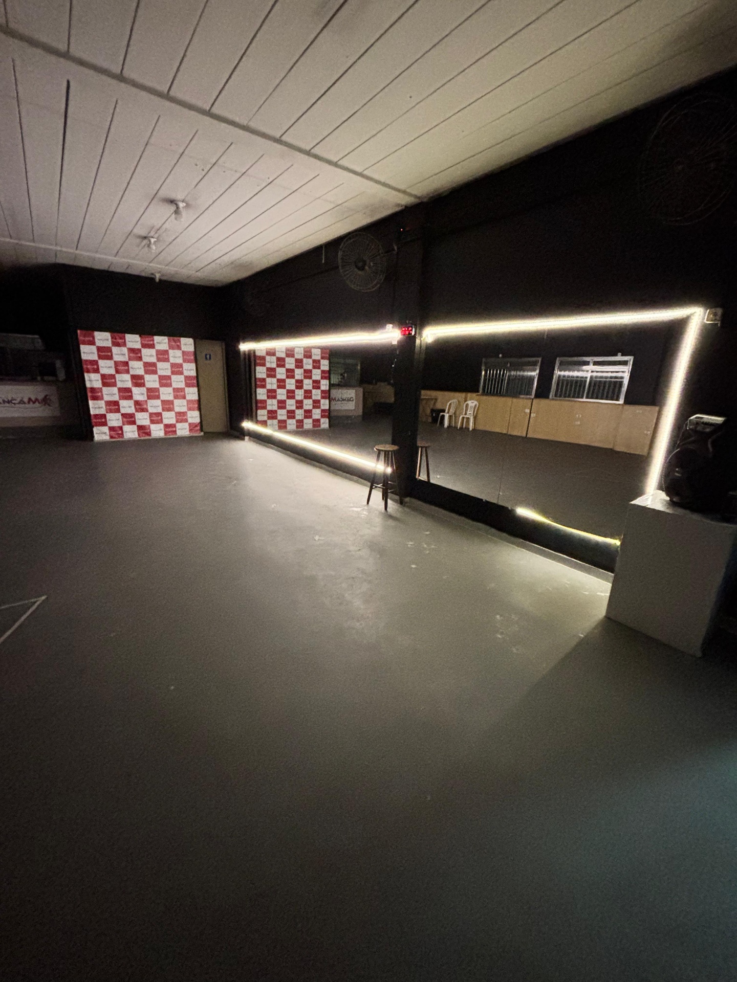 Sala de dança com painel da escola e espelhos iluminados