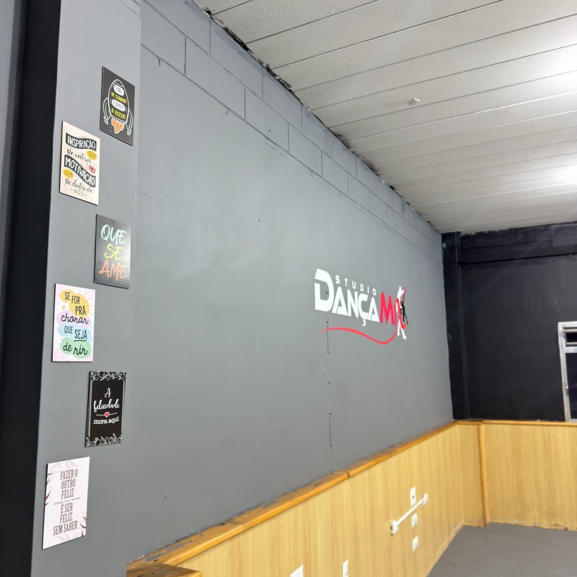 Sala de entrada do Studio Dança Mix com frases motivacionais