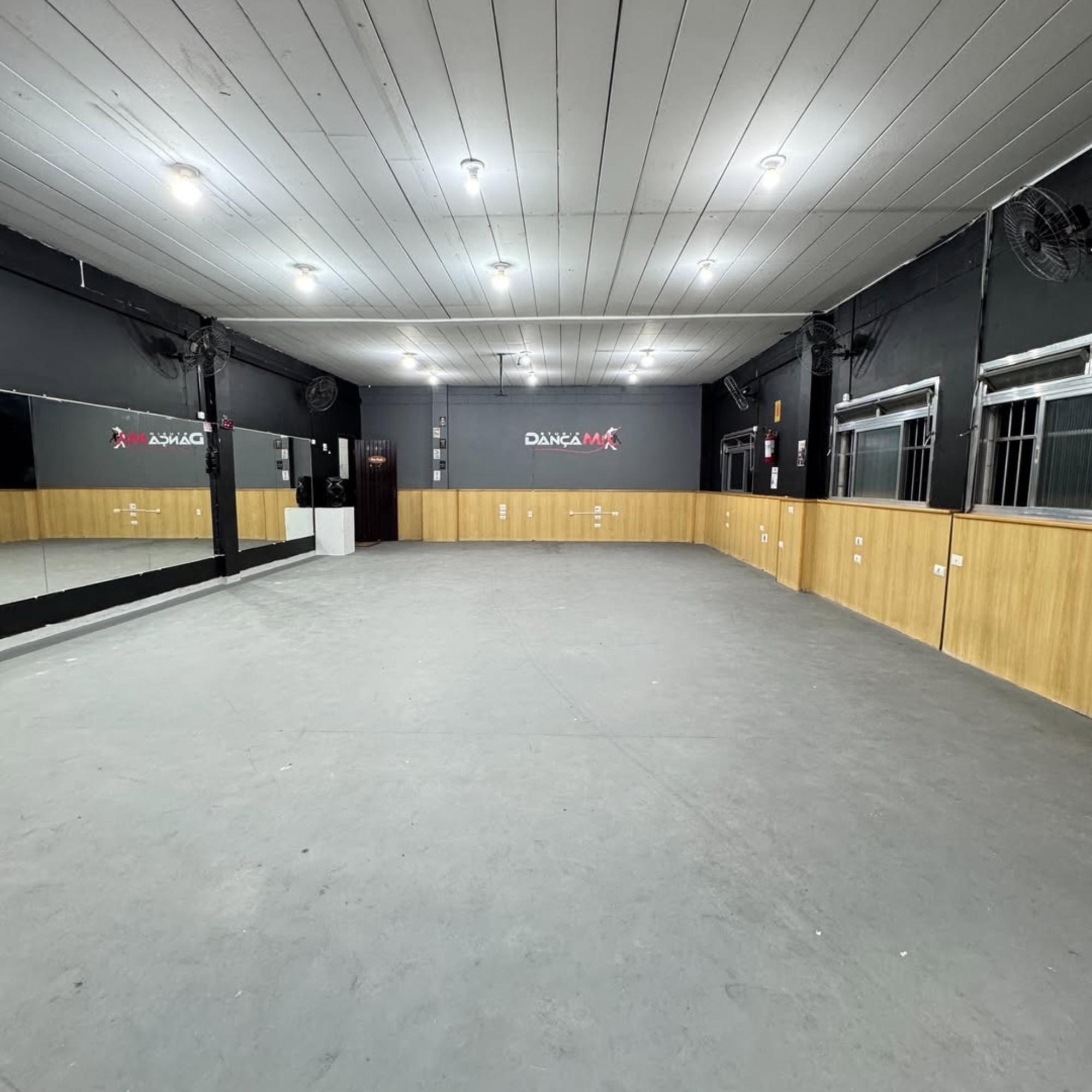 Sala de aula com espelhos do Studio Dança Mix